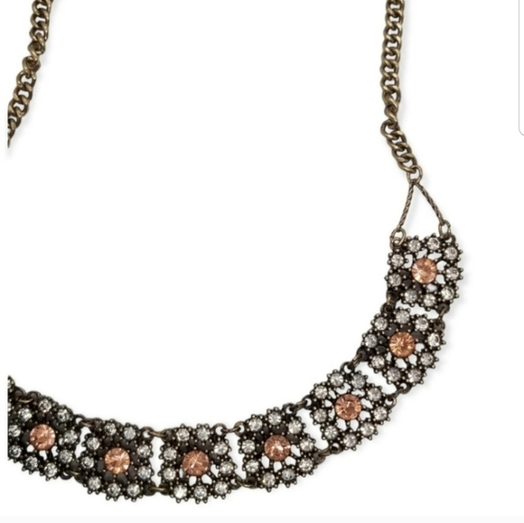 ANTIQUED BRASS NECKLACE WITH PINK & WHITE AUSTRIAN CRYSTAL DETAIL - Picture 4 of 6